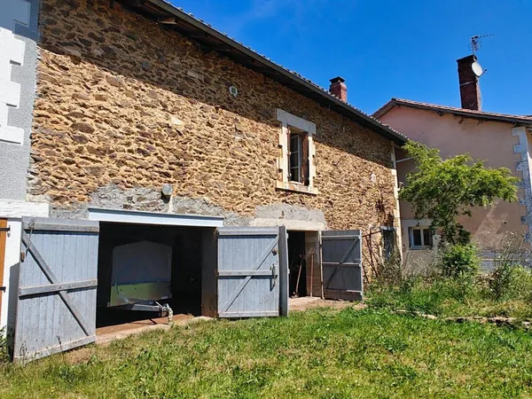Maison de ville avec appartement, garage double et terrain constructible!