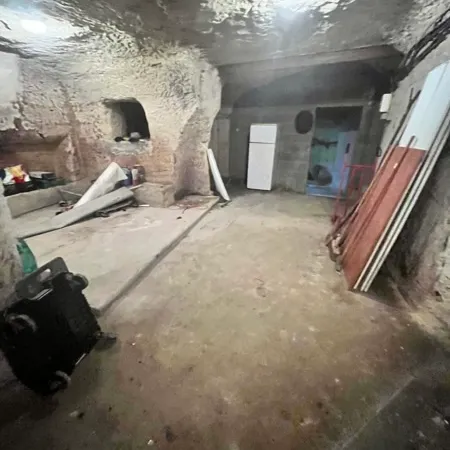 Cave 90 m²
