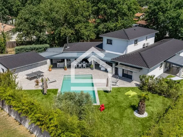 Saint Aubin de Médoc - Villa d'exception de 230 m2 avec dépe