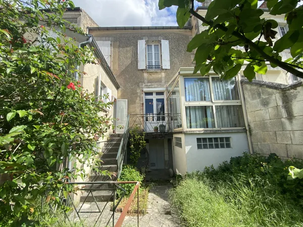 ANGOULEME CENTRE Maison de ville à rafraîchir avec jardin et