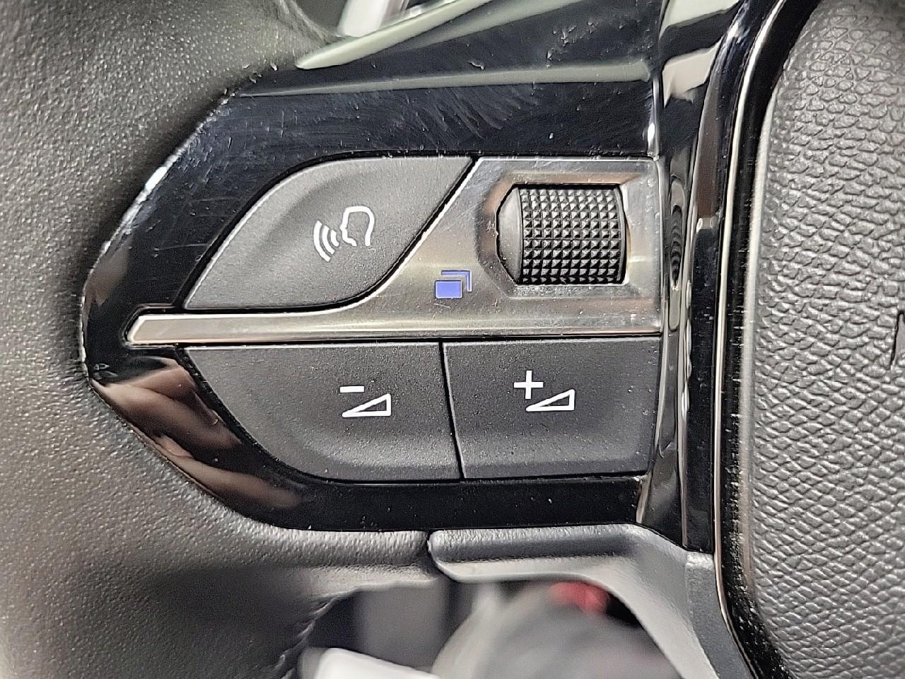 Peugeot 2008 hybrid 145 e-dcs6 allure — photo 19