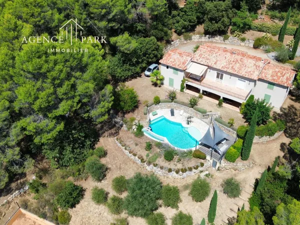 Maison de charme 266 m2 avec piscine, tennis, et vue dégagée