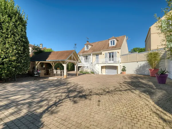Maison individuelle avec sous-sol total, jardin intimiste de 2 412 m2 et suite parentale au RDC