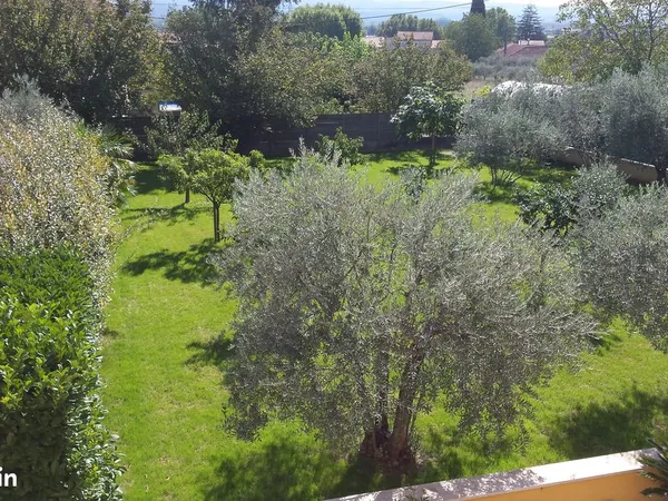 Magnifique terrain plat à Manosque, constructible sans limitation de 1004 M/2, entièrement clôturé, 
