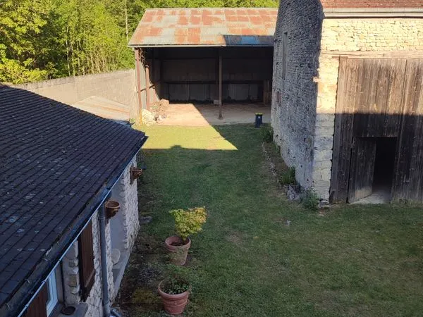 Propriété avec maison, grange et hangar