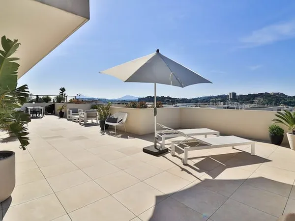 Spacieux type 3 plein Sud avec immense terrasse et vue collines