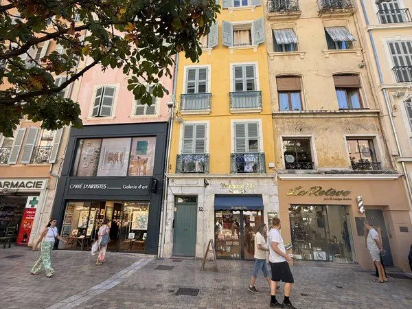 Place puget 35 m2 local professionnel 1 er