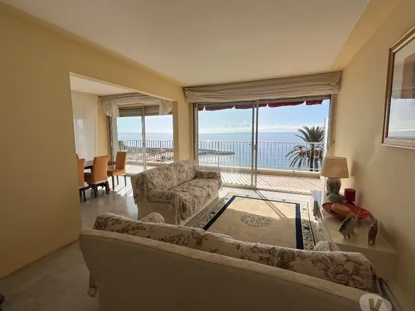 Menton, appartement face à la mer avec terrasse