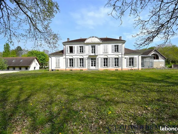 Maison 9 pièces 370 m²
