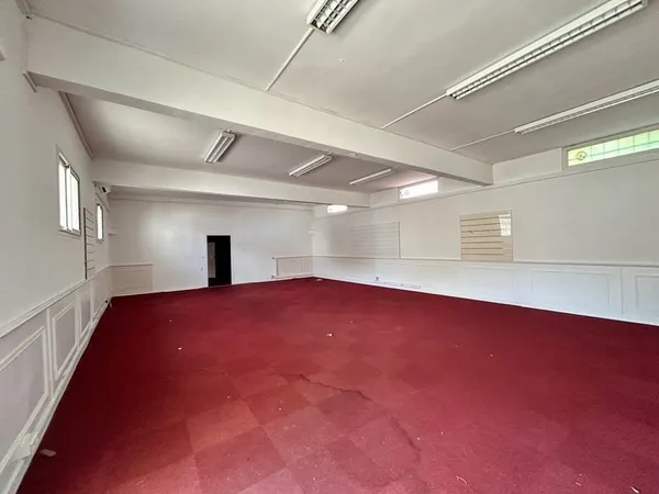 Local commercial 350 m2 avec parkings Le Cannet Rocheville