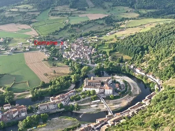 Terrain constructible de 4000m² arboré, source, cours d'eau