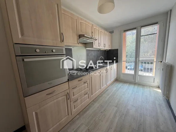 Appartement avec balcon et garage.