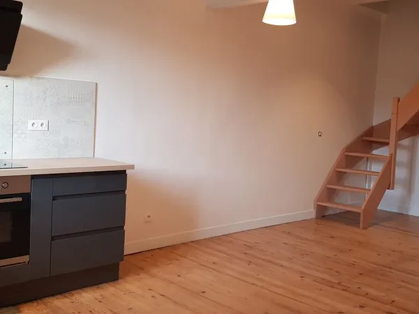 A louer - type 2 bis dans maison de ville