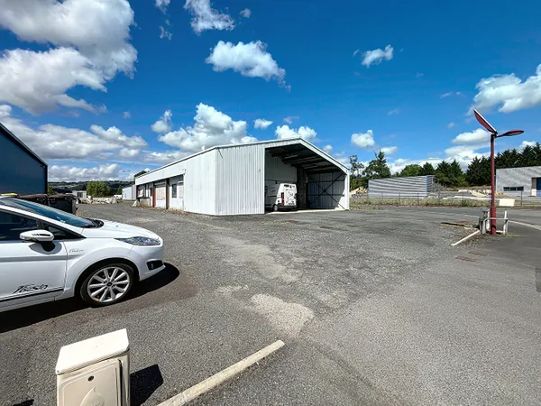 A VENDRE EN EXCLUSIVITE - Local d'activité Allassac 320 m2 avec auvent bureau-salle d'eau-WC-chambre
