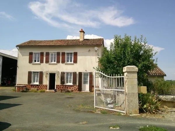 Maison De Campagne Avec Une Deuxième Maison Et D'Autres Dépendances