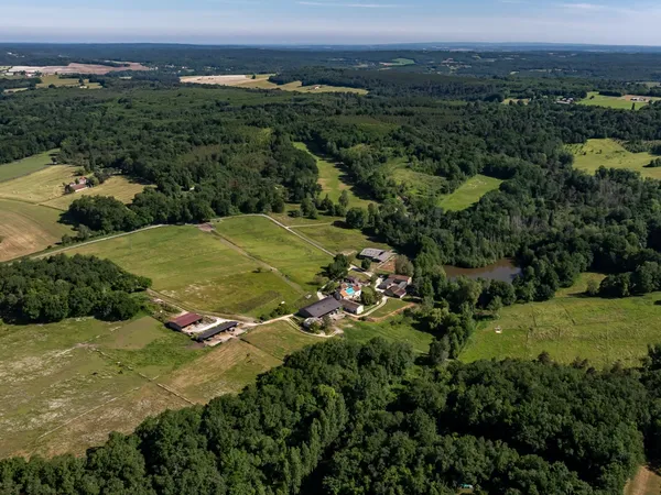 Vends maison 610m² Domaine élevage équin 40 ha étang truffière gîtes en Périgord Vert
