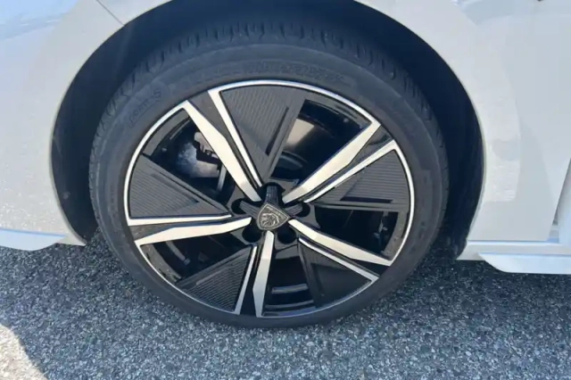 Peugeot 308 phev 180 e-eat8 — photo 12