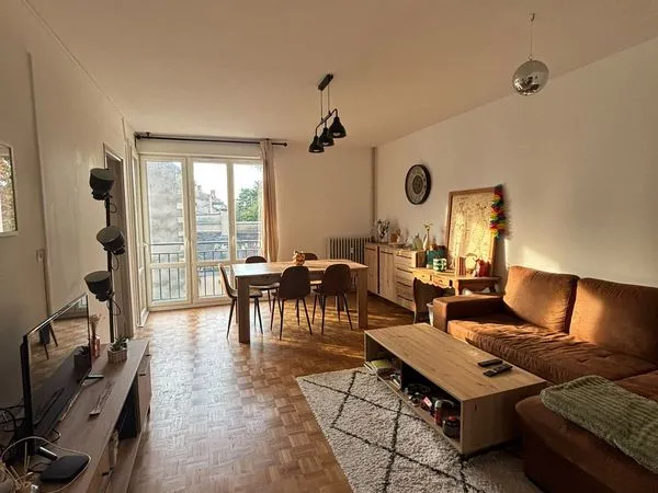 T4 CVNOTRE DAME) avec parking ( 1100 euros par mois TTES charges comprise (chauffage eau etc)