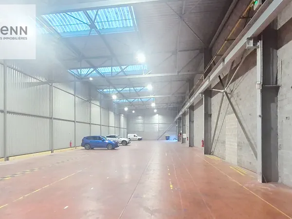 Local d'activité ( Hangar ) en excellent état Calais 1 000 m2 avec une hauteur de 11 mètres