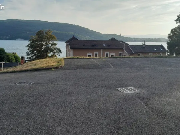 Local - Bureau RDC vue panoramique lac & parking privé