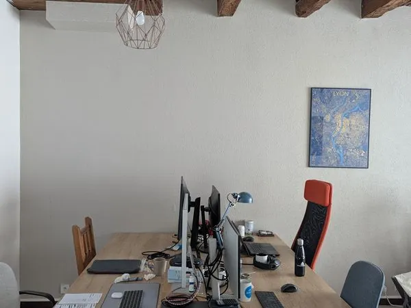 Une place dans un coworking à louer