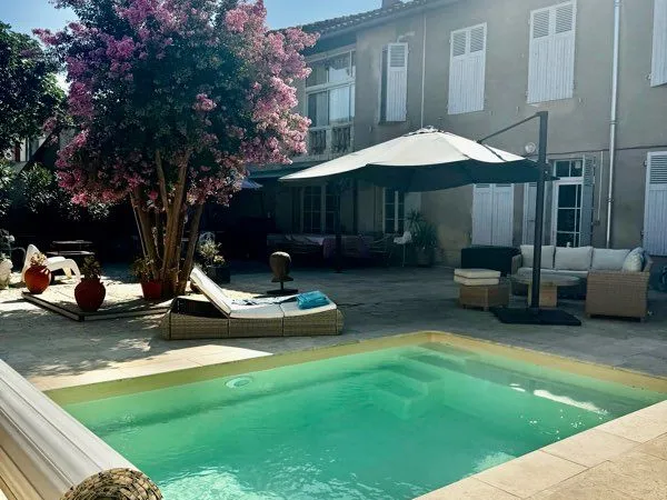 Belle maison de caractère de 365 m² - Centre de Fleurance - Piscine - Cour - Dépendance
