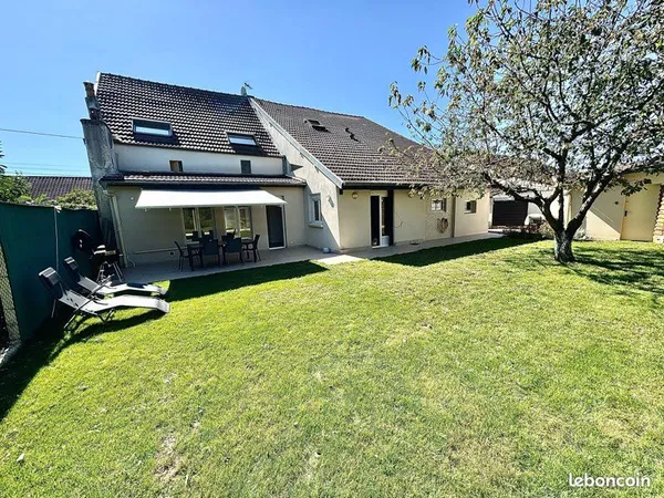 Maison en pierre rénovée de 239 m² avec terrasse, dépendances et potentiel - Talmay