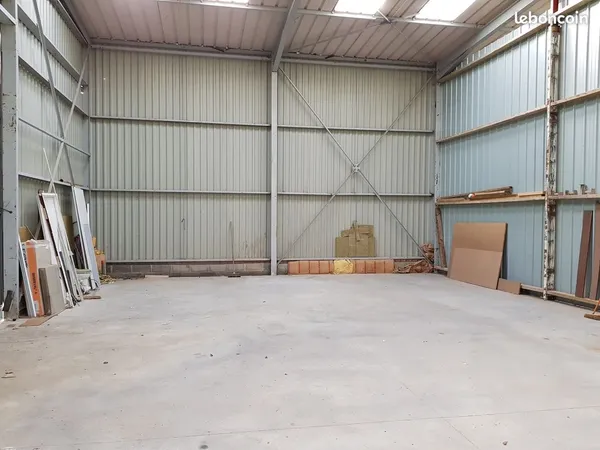 Bâtiment, Local stockage, Cellule artisan 150 m² avec mezzanine, bureau et sanitaire de stockage 60 