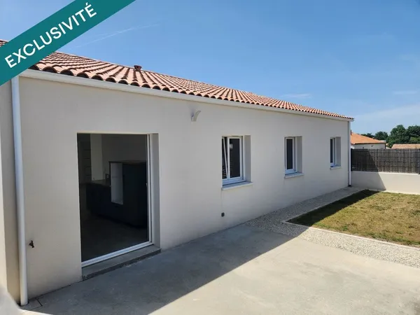 Une maison récente, lumineuse et parfaitement entretenue, prête à accueillir ses nouveaux propriétai