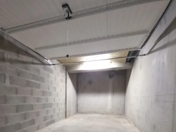 14 M² GARAGE SECURISE - OUVERTURE COMMANDEE - ECLAIRAGE et PRISE ELECTRIQUE