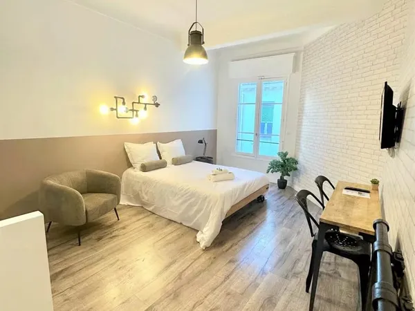 Dispo fin juin : Cannes rue des Serbes. Studio meublé