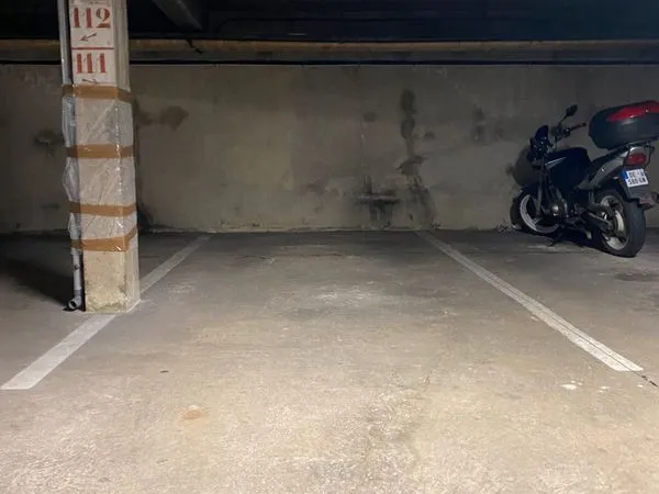 Place de parking sécurisée en intérieur Rennes 35200 avec télécommande 🅿️