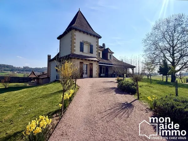 Vaste maison, dépendances et 6,2 hectares de terres