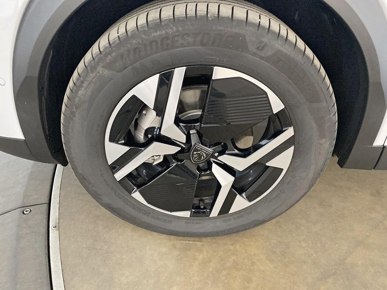 Peugeot 2008 hybrid 145 ch e-dcs6 allure — photo 11