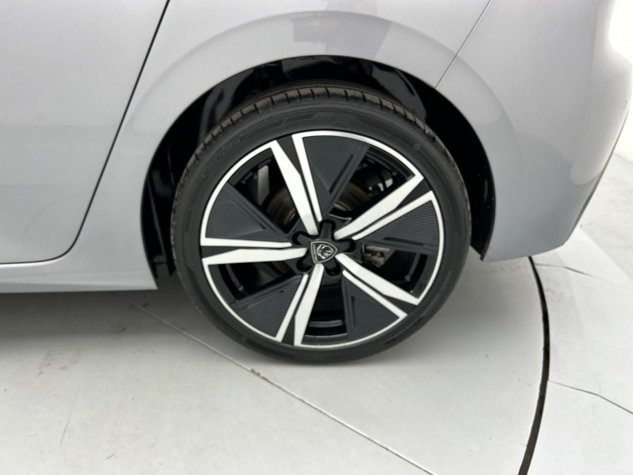 Peugeot 308 hybrid 145 e-dcs6 gt — photo 16