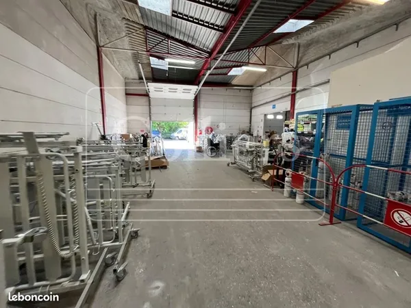 Local d'activité 1 210 m²