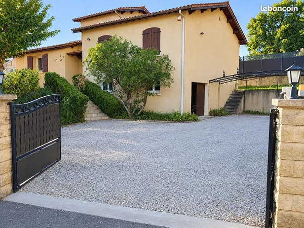 Maison 4 chambres - 151 m² habitables avec 150 m² de dépendances