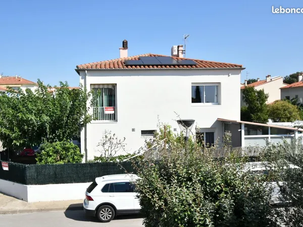 ST ESTÈVE - Grande maison de ville rénovée avec terrasse/jardin et garage - Idéalement située