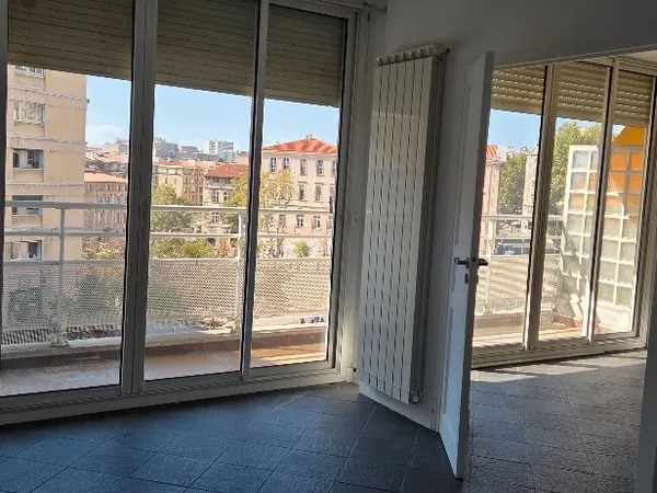 Vieux Port Hotel de ville Grand T2 65 m2+ balcon 6m² parfait état