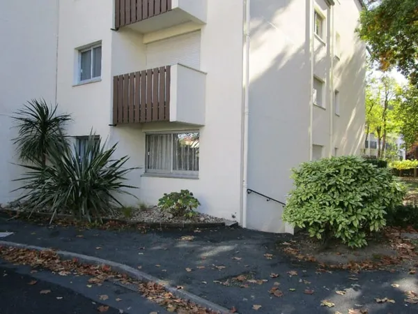 Nous vous proposons dans un cadre de verdure à 230 m de la p