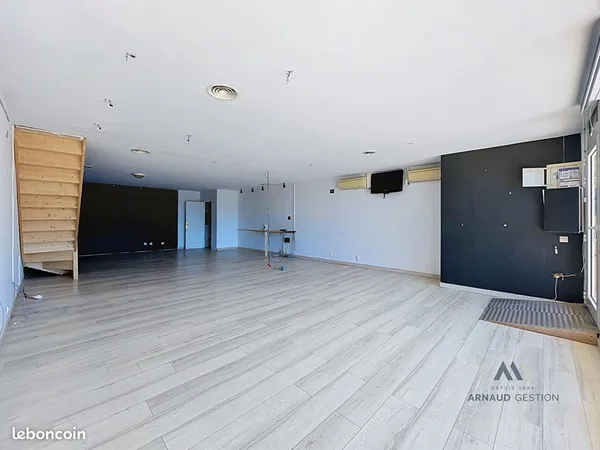Local commercial 100 m² SAINT CYR SUR MER