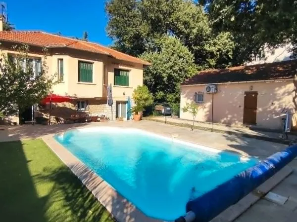 Maison individuelle 135 m2 sur 890 M2 de terrain avec Piscine, Studio et garage