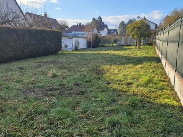 Terrain constructible de 351m², partiellement arboré. Non viabilisé