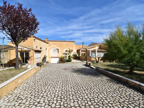 Propriété 7 pièces 240 m²