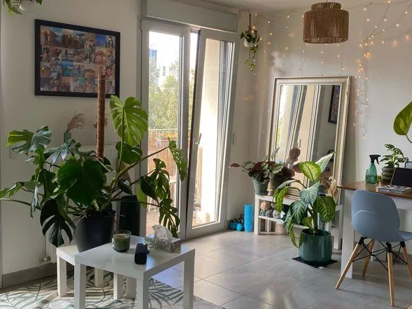 Studio meublé dans immeuble récent avec balcon et parking