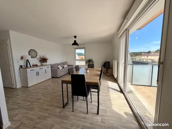 Kembs - Lumineux 3 pièces de 67m2 - Balcon - Grand garage fermé + 2 places de parking - Vue sur les 