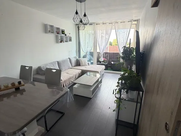À VENDRE - Appartement T3 de 67 m² entièrement rénové - Balcon, cave et 2 places de parking - Auxonn