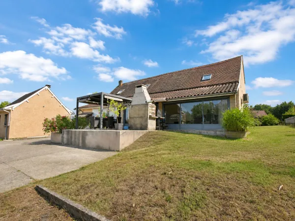Grande maison familiale de 7 chambres avec logement indépendant, piscine et terrain de près de 4 000