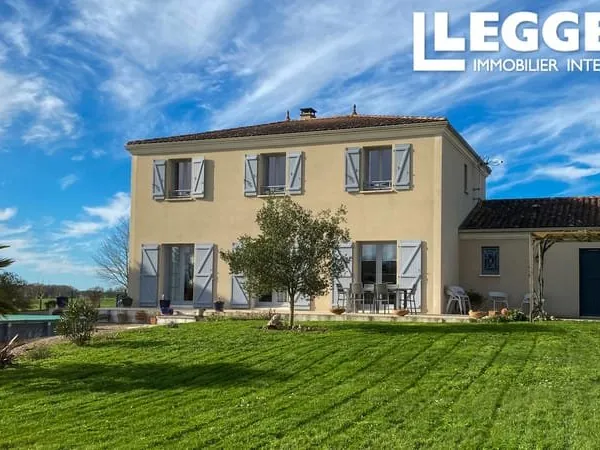 Superbe maison de 5 chambres. Grand jardin clos. Garage. Piscine. Proche La Rochefoucauld. Belle vue