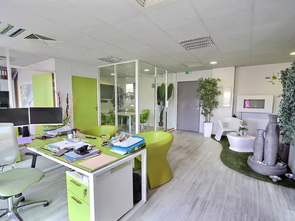 Bureau 67 m²
